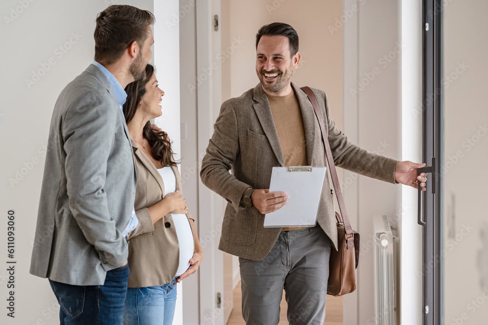 Immobilienkaufberatung mit Berater und Kunden im Gespräch.