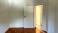 Helle, leerstehende 2-Zimmer-Wohnung mit Holzfußboden und weißer Wandgestaltung. Perfekt für individ.