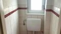 Badezimmer mit Fenster, WC und Fliesen in Maikammer, zentral gelegen.