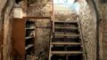 Blick in eine alte Scheune mit Treppe und Steinmauer, zentral in Maikammer gelegen.