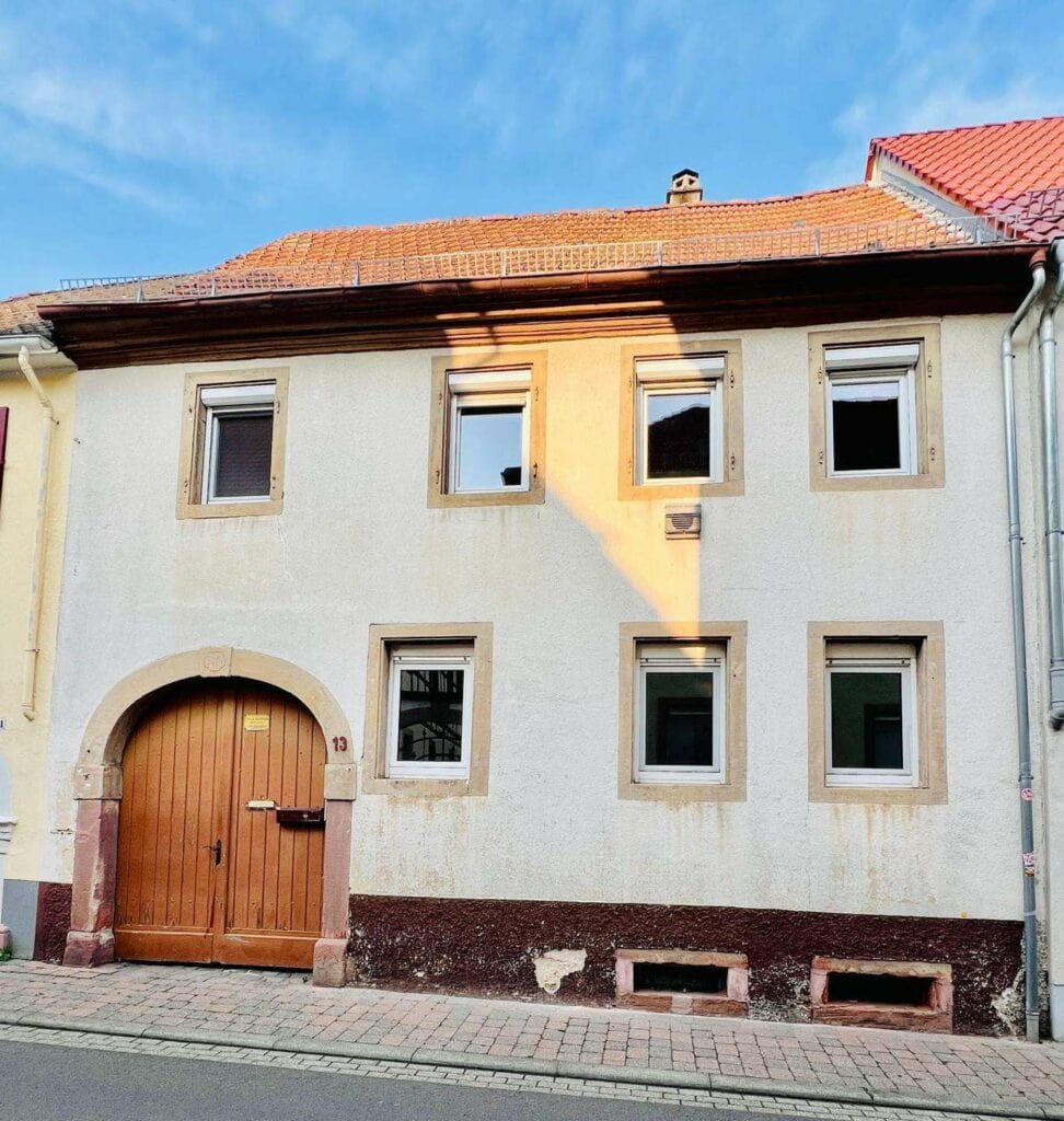 Einfamilienhaus in Maikammer mit Innenhof, Scheune und zentraler Lage, ideal für Familien und Invest.
