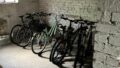 Fahrradkeller mit mehreren Fahrrädern in einer Landauer Immobilie, ideal für Fahrradliebhaber und si.