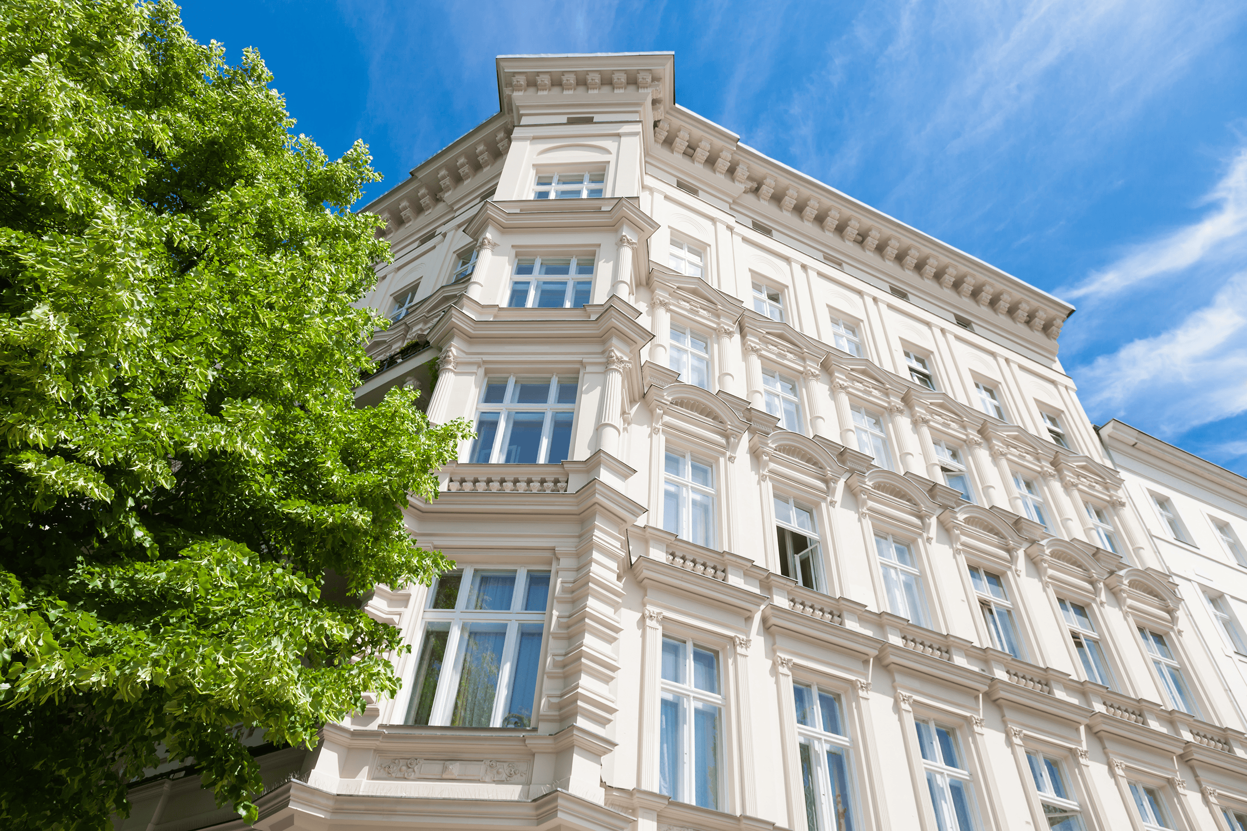 Altbaugebäude in Berlin mit historischen Fassaden und großen Fenstern.