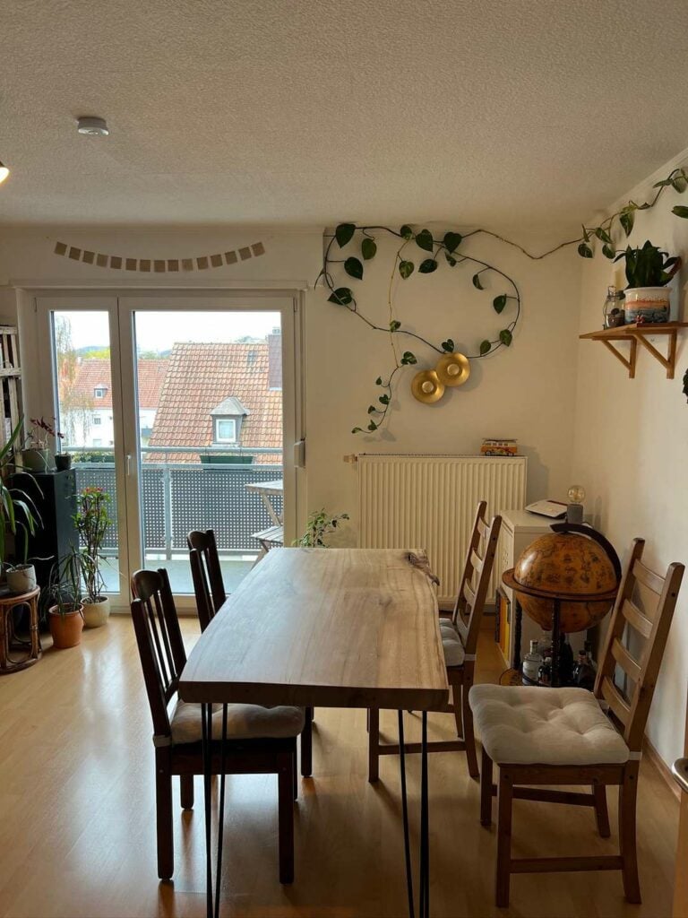 Helle 3-ZKB-Wohnung mit sonnigem Balkon und Mansardenzimmer in Landau, ideal für Familien und Single.