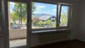 Blick auf den Balkon mit Panoramafenster und Blick auf die Natur.