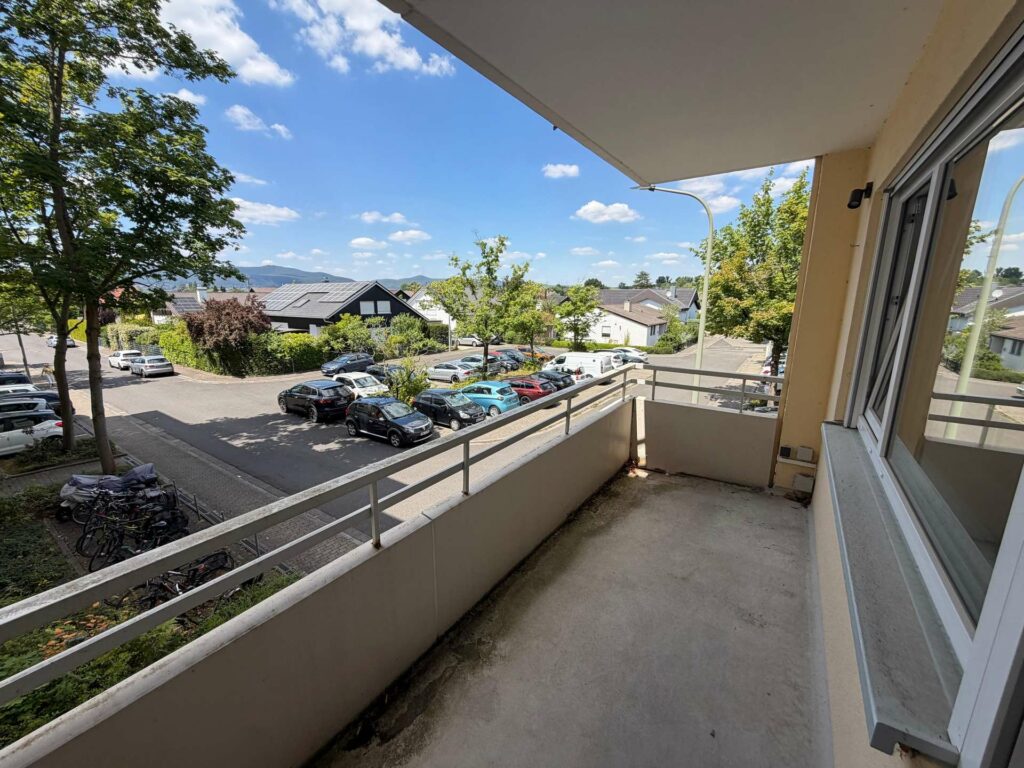 Balkon mit Blick auf Neustadt-Lachen-Speyerdorf und Pfälzerwald bei schönem Wetter.